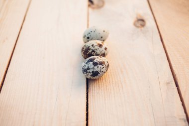 Ahşap arka planda bıldırcın yumurtaları