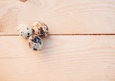 Ahşap arka planda bıldırcın yumurtaları