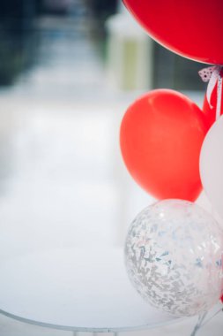 Renkli balonlar tatil masasına yakın, parlak kutlama dekorasyonu