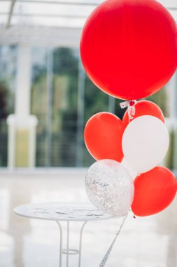 Renkli balonlar tatil masasına yakın, parlak kutlama dekorasyonu