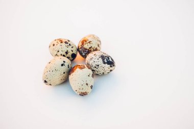 Beyaz arka planda bıldırcın yumurtaları