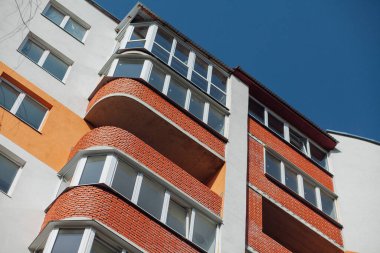 Güneşli bir günde modern apartman binaları. Modern bir apartmanın cephesi