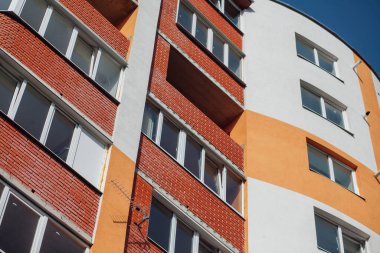Güneşli bir günde modern apartman binaları. Modern bir apartmanın cephesi