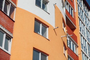 Güneşli bir günde modern apartman binaları. Modern bir apartmanın cephesi