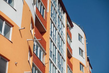 Güneşli bir günde modern apartman binaları. Modern bir apartmanın cephesi
