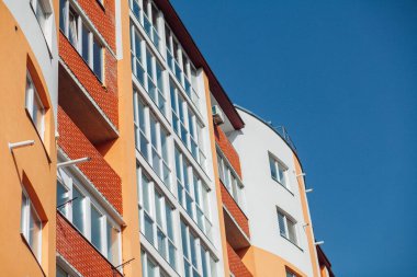 Güneşli bir günde modern apartman binaları. Modern bir apartmanın cephesi