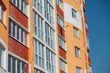 Güneşli bir günde modern apartman binaları. Modern bir apartmanın cephesi
