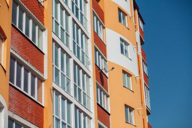 Güneşli bir günde modern apartman binaları. Modern bir apartmanın cephesi