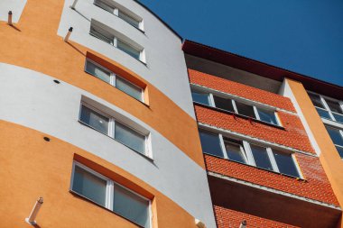 Güneşli bir günde modern apartman binaları. Modern bir apartmanın cephesi