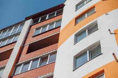 Güneşli bir günde modern apartman binaları. Modern bir apartmanın cephesi