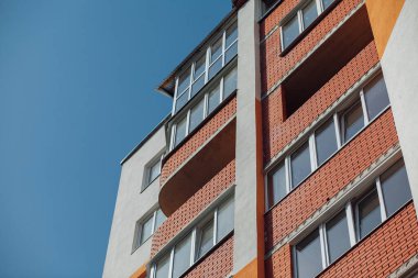 Güneşli bir günde modern apartman binaları. Modern bir apartmanın cephesi
