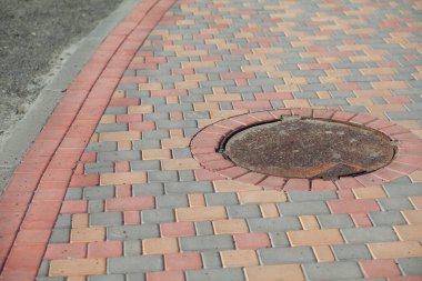 Demir kanalizasyon kapağı ya da bir caddeye dere kapağı atın.