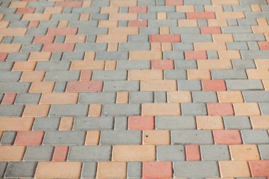 Değişik renklerde taş yontmalar, gündüz vakti yakın çekim. 