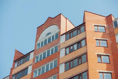 Güneşli bir günde modern apartman binaları. Modern bir apartmanın cephesi