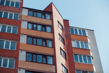 Güneşli bir günde modern apartman binaları. Modern bir apartmanın cephesi