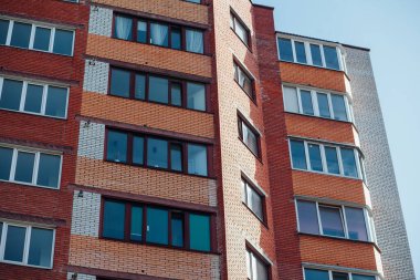 Güneşli bir günde modern apartman binaları. Modern bir apartmanın cephesi