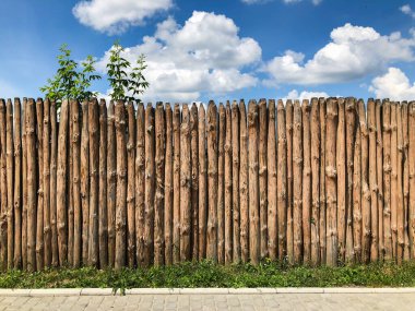 Ahşap arkaplan ve mavi gökyüzü