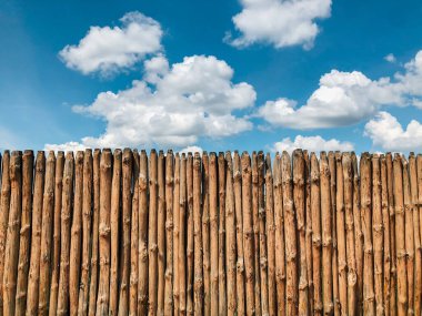 Ahşap arkaplan ve mavi gökyüzü