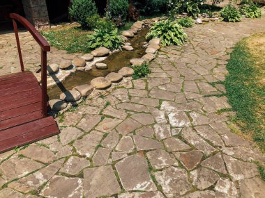 Köprüsü ve parktaki yolu olan küçük bir dere.