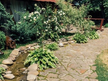 Köprüsü ve parktaki yolu olan küçük bir dere.