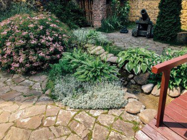 Köprüsü ve parktaki yolu olan küçük bir dere.