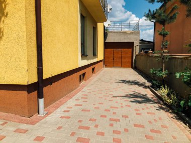 Kırsal kesimdeki modern evin dışında.
