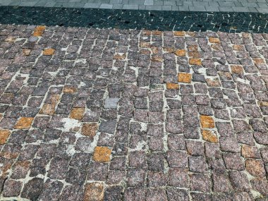 Değişik renklerde taş yontmalar, gündüz vakti yakın çekim. 