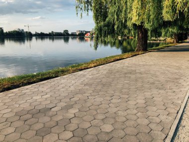 Parktaki döşeme ve döşeme yolu ile süslenmiş
