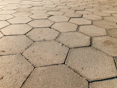 Değişik renklerde taş yontmalar, gündüz vakti yakın çekim. 