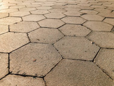 Değişik renklerde taş yontmalar, gündüz vakti yakın çekim. 