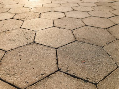 Değişik renklerde taş yontmalar, gündüz vakti yakın çekim. 