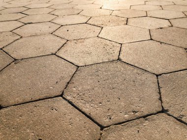 Değişik renklerde taş yontmalar, gündüz vakti yakın çekim. 