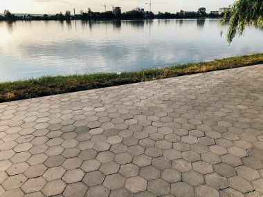 Parktaki döşeme ve döşeme yolu ile süslenmiş