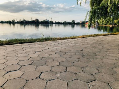 Parktaki döşeme ve döşeme yolu ile süslenmiş