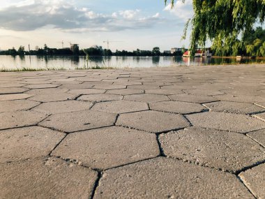 Parktaki döşeme ve döşeme yolu ile süslenmiş