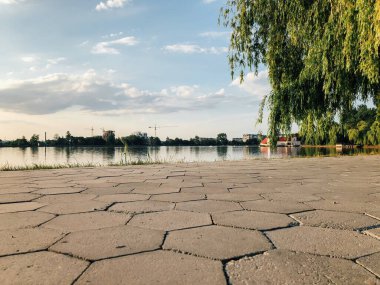 Parktaki döşeme ve döşeme yolu ile süslenmiş