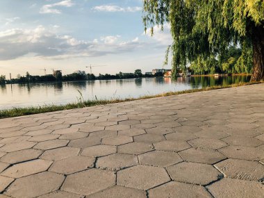 Parktaki döşeme ve döşeme yolu ile süslenmiş