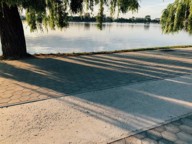 Parktaki döşeme ve döşeme yolu ile süslenmiş