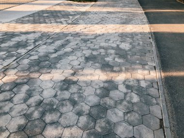 Değişik renklerde taş yontmalar, gündüz vakti yakın çekim. 