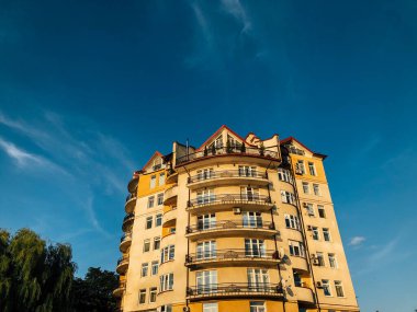 Güneşli bir günde modern apartman binaları. Modern bir apartmanın cephesi