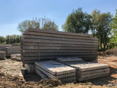 Gündüz inşaat tarafında beton bloklar 