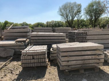 Gündüz inşaat tarafında beton bloklar 