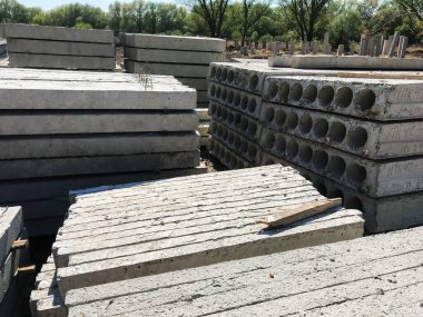 Gündüz inşaat tarafında beton bloklar 