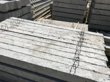 Gündüz inşaat tarafında beton bloklar 