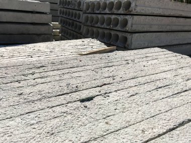 Gündüz inşaat tarafında beton bloklar 