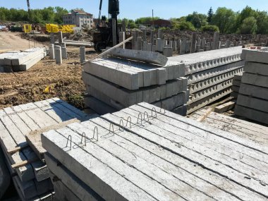 Gündüz inşaat tarafında beton bloklar 