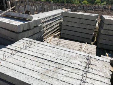 Gündüz inşaat tarafında beton bloklar 