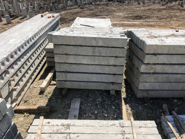 Gündüz inşaat tarafında beton bloklar 