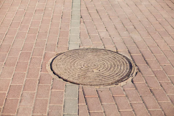 Kanaldeckel Aus Gusseisen Oder Gullydeckel Auf Einer Straße — Stockfoto