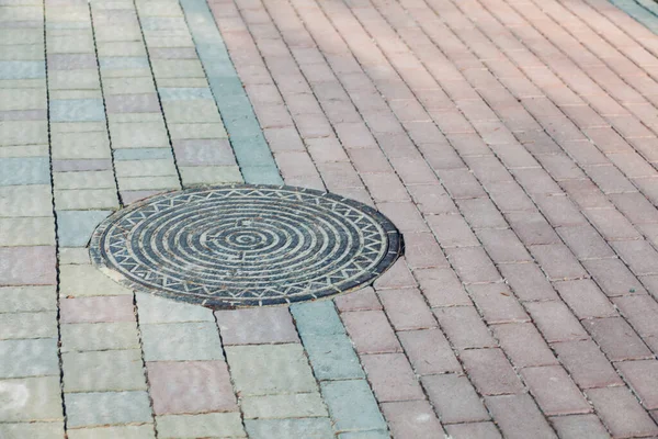 Kanaldeckel Aus Gusseisen Oder Gullydeckel Auf Einer Straße — Stockfoto